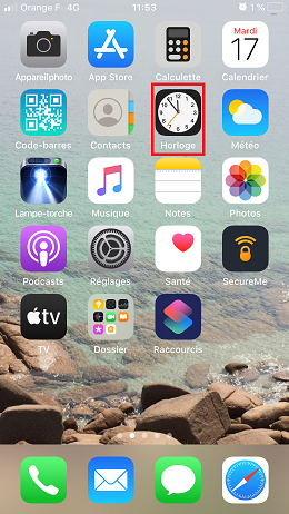 Une application type "Horloge" est présente sur tous les téléphones